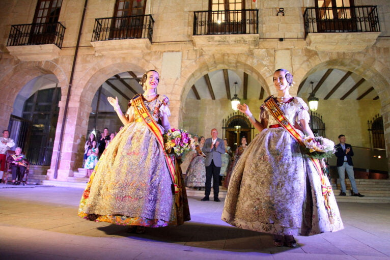 Aida und Noa empfangen die Band von Falleras Mayores de Dénia
