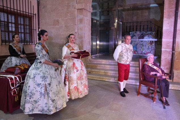 aida y noa son elegidas falleras mayores de denia 34