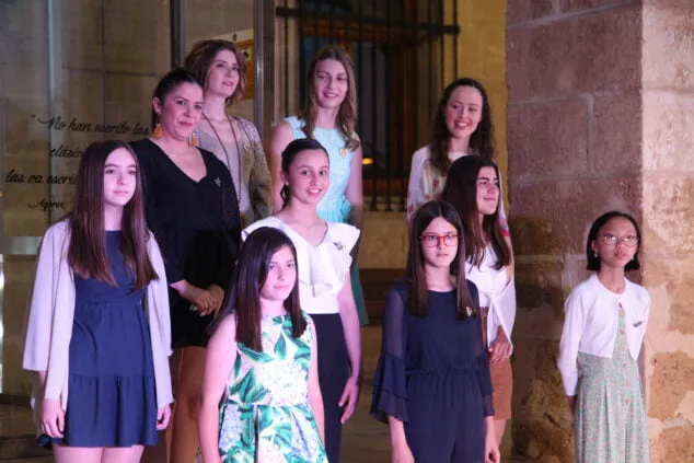 Así reaccionaron Noa y Aida al ser elegidas Falleras Mayores de Dénia 68 aida y noa son elegidas falleras mayores de denia 35