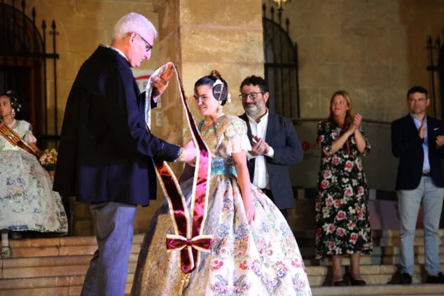 Así reaccionaron Noa y Aida al ser elegidas Falleras Mayores de Dénia 2 aida y noa son elegidas falleras mayores de denia 42