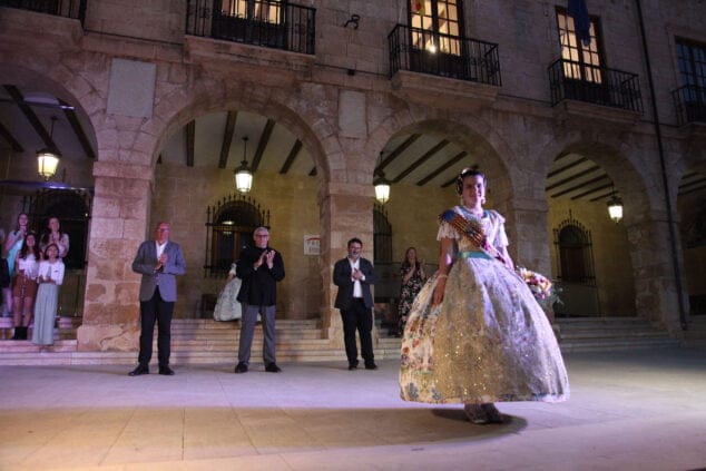 aida y noa son elegidas falleras mayores de denia 43