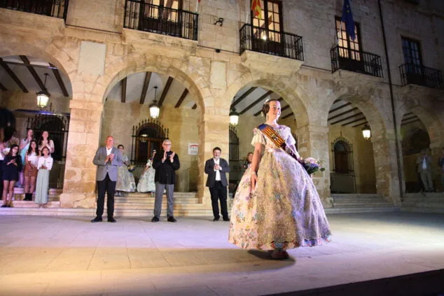 Así reaccionaron Noa y Aida al ser elegidas Falleras Mayores de Dénia 5 aida y noa son elegidas falleras mayores de denia 45