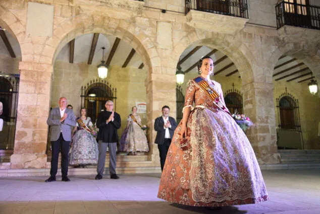 Así reaccionaron Noa y Aida al ser elegidas Falleras Mayores de Dénia 6 aida y noa son elegidas falleras mayores de denia 50
