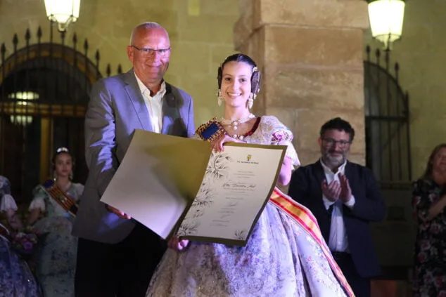 Así reaccionaron Noa y Aida al ser elegidas Falleras Mayores de Dénia 9 aida y noa son elegidas falleras mayores de denia 53