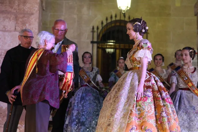 Así reaccionaron Noa y Aida al ser elegidas Falleras Mayores de Dénia 16 aida y noa son elegidas falleras mayores de denia 58