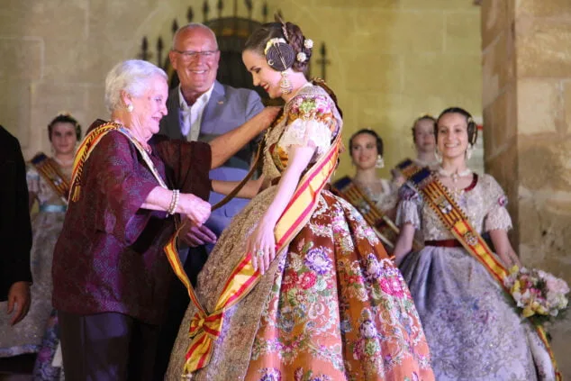 Así reaccionaron Noa y Aida al ser elegidas Falleras Mayores de Dénia 20 aida y noa son elegidas falleras mayores de denia 60