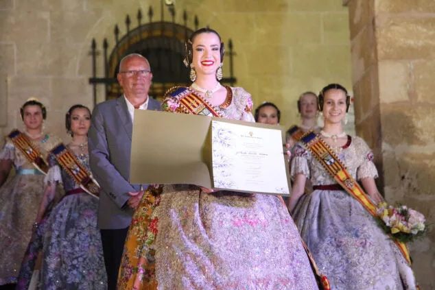 Así reaccionaron Noa y Aida al ser elegidas Falleras Mayores de Dénia 18 aida y noa son elegidas falleras mayores de denia 62