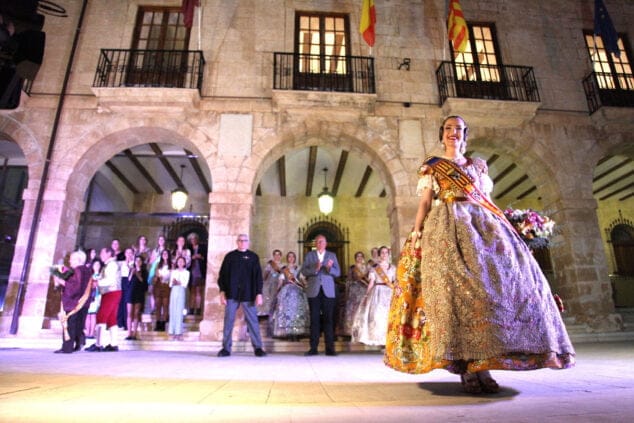 aida y noa son elegidas falleras mayores de denia 63