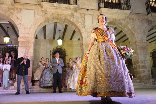 aida y noa son elegidas falleras mayores de denia 64