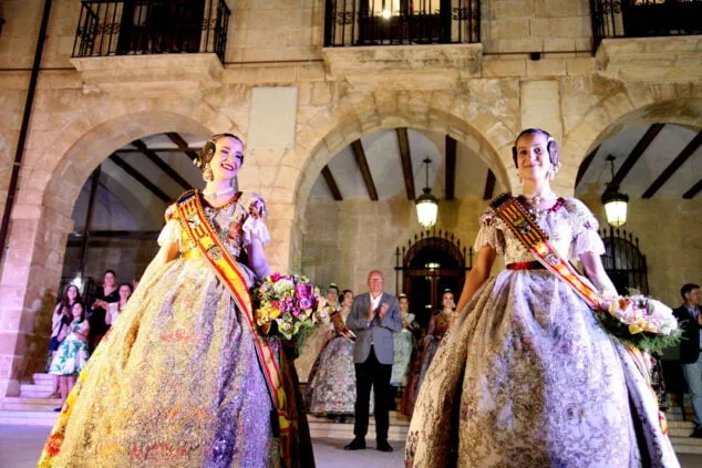 Así reaccionaron Noa y Aida al ser elegidas Falleras Mayores de Dénia 29 aida y noa son elegidas falleras mayores de denia 69