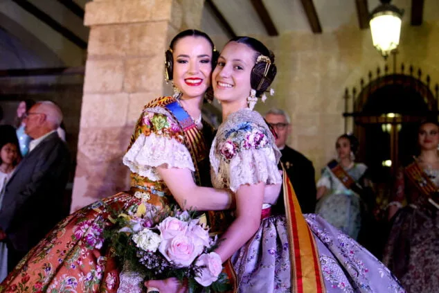 Así reaccionaron Noa y Aida al ser elegidas Falleras Mayores de Dénia 30 aida y noa son elegidas falleras mayores de denia 74