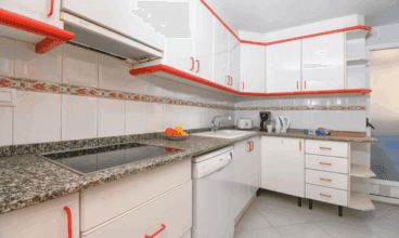 Amplia cocina del apartamento totalmente equipada