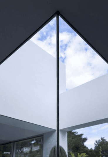 Ángulos de luz – patio interior de la vivienda