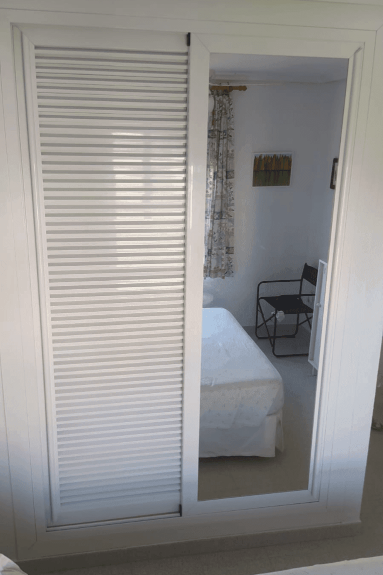 Armario de aluminio con espejo