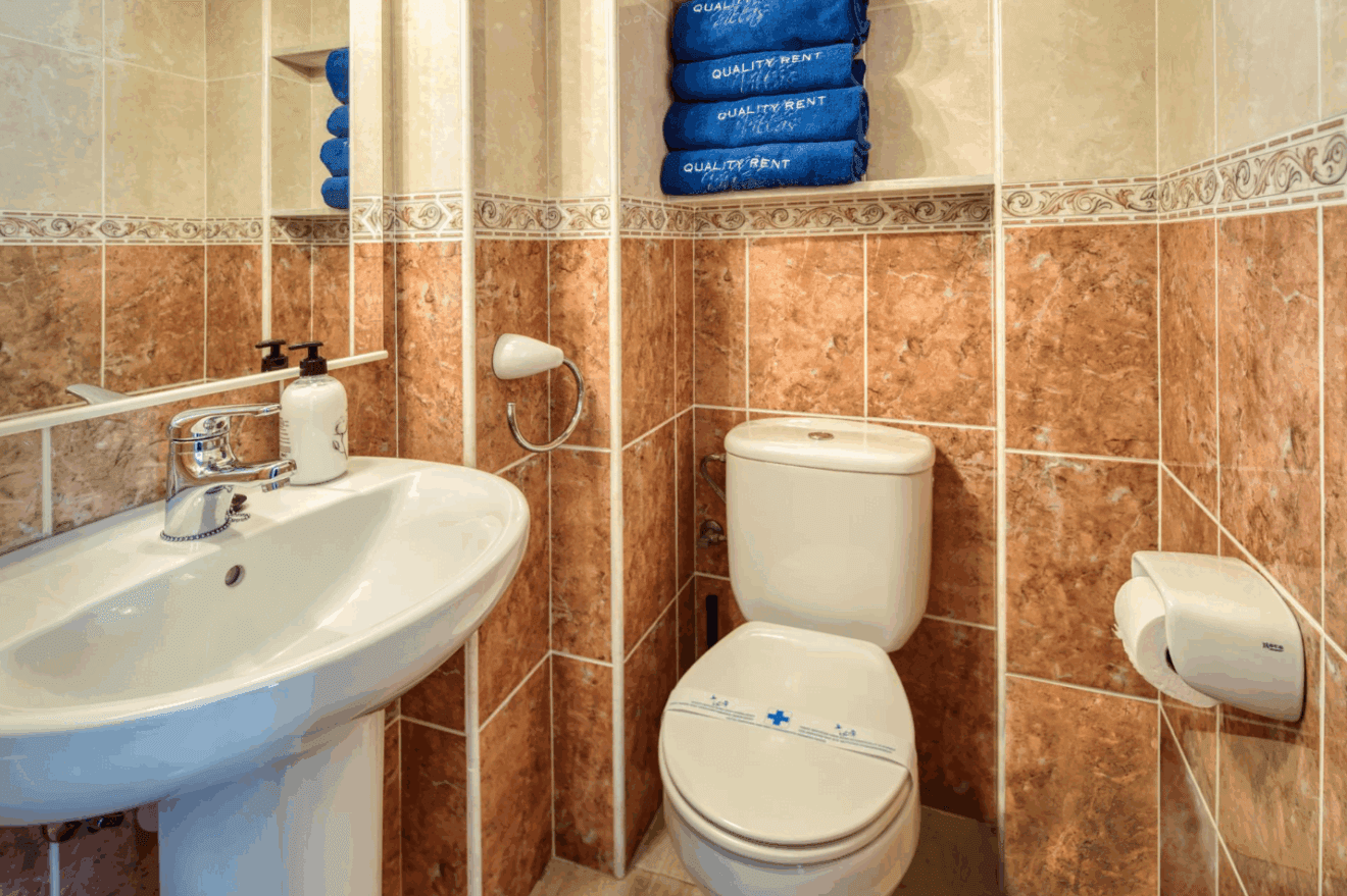 Aseo en el apartamento con lavabo y WC