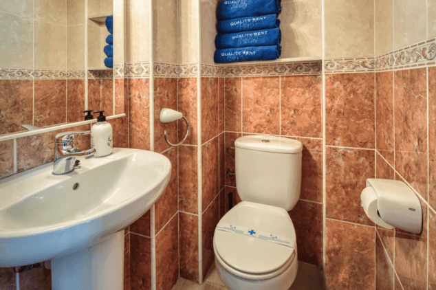 aseo en el apartamento con lavabo y wc