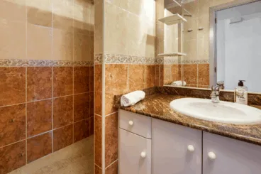 Baño del apartamento equipado con ducha