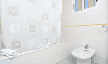 Baño equipado con bañera