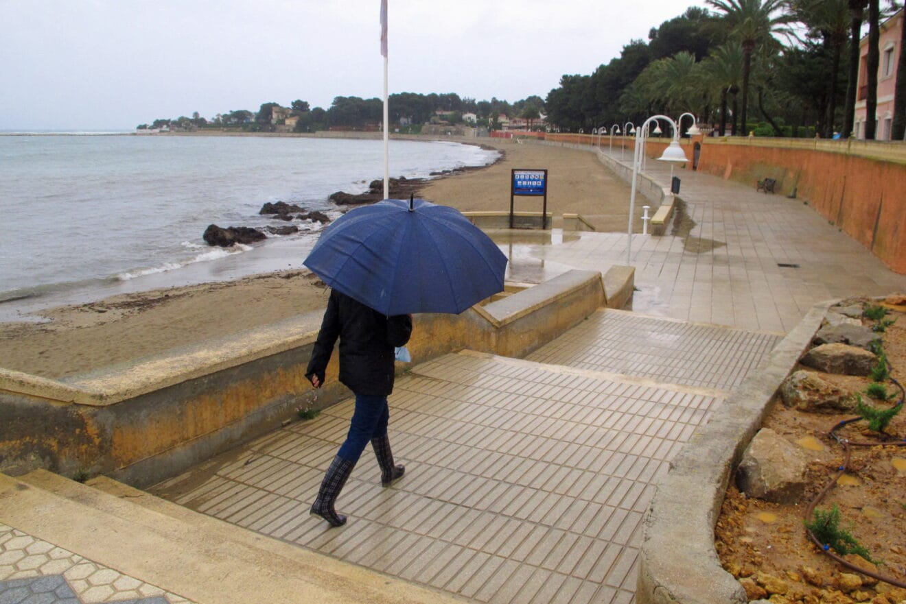 Caminando bajo la lluvia en el paseo de la Marineta Cassiana de Dénia