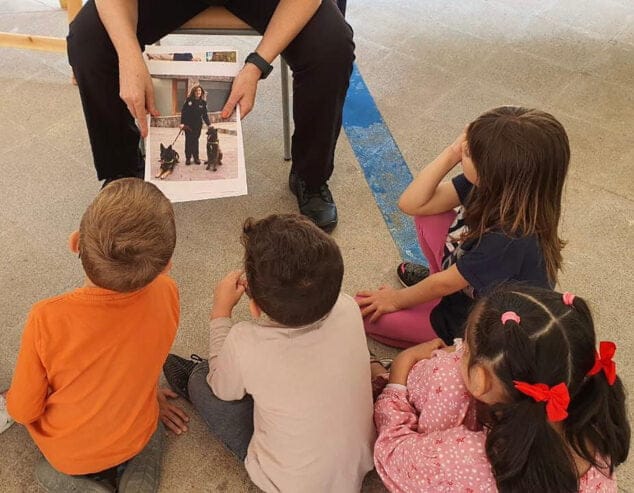 charla de la agente lola ivars con los alumnos del colegio