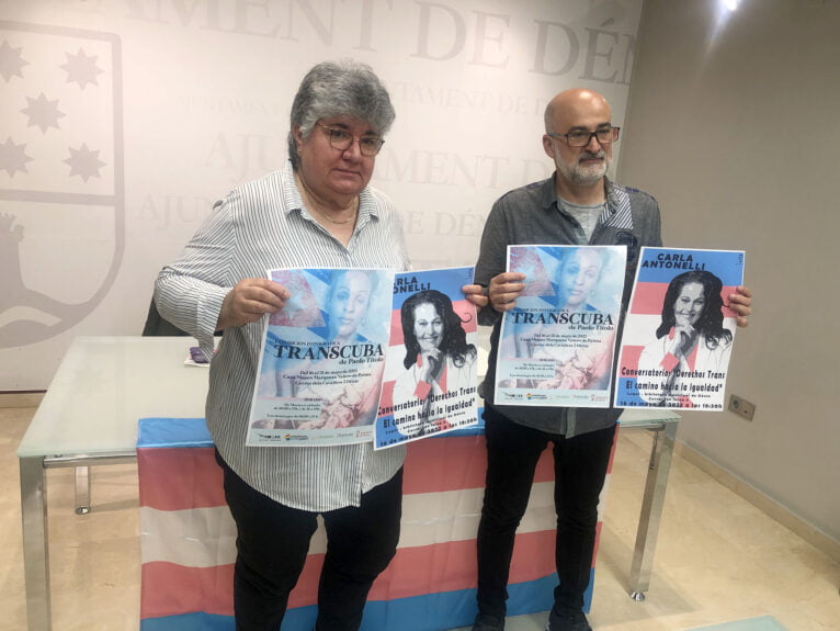 Chelo Oliva, presidenta de Algtb Benidorm, y Javier Scotto, concejal de Igualdad de Dénia
