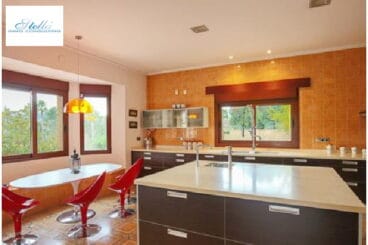 Cocina de la villa con isla en el centro