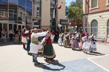 Danzas populares frente al Centre Social de Dénia
