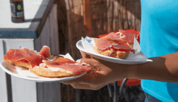 Desayuno de tostadas de jamón ibérico