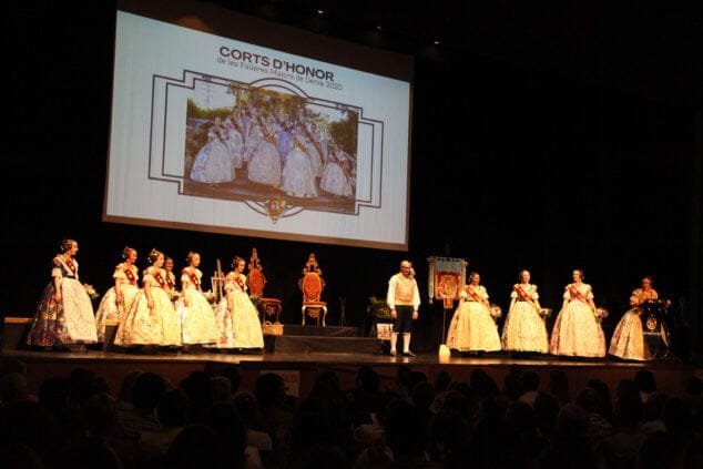Dénia despide a Safir Malonda y Martina Gimeno, las Falleras Mayores de las Fallas más largas y duras 92 despedida de safir y martina en denia 89