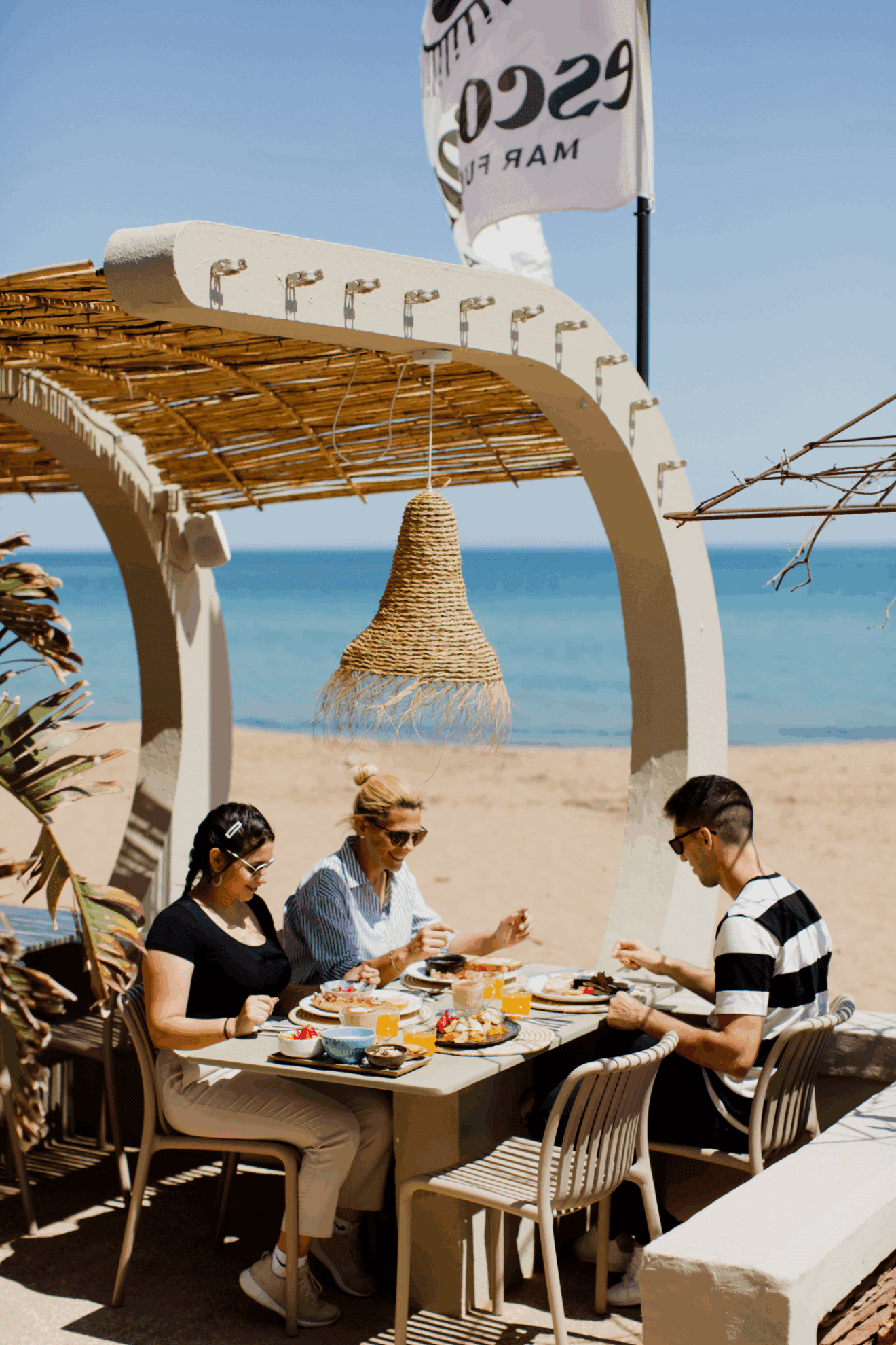 Disfruta de la cocina non-stop food a pie de playa
