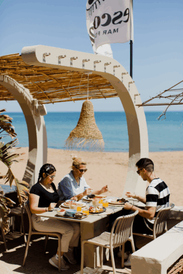 Disfruta de la cocina non-stop food a pie de playa