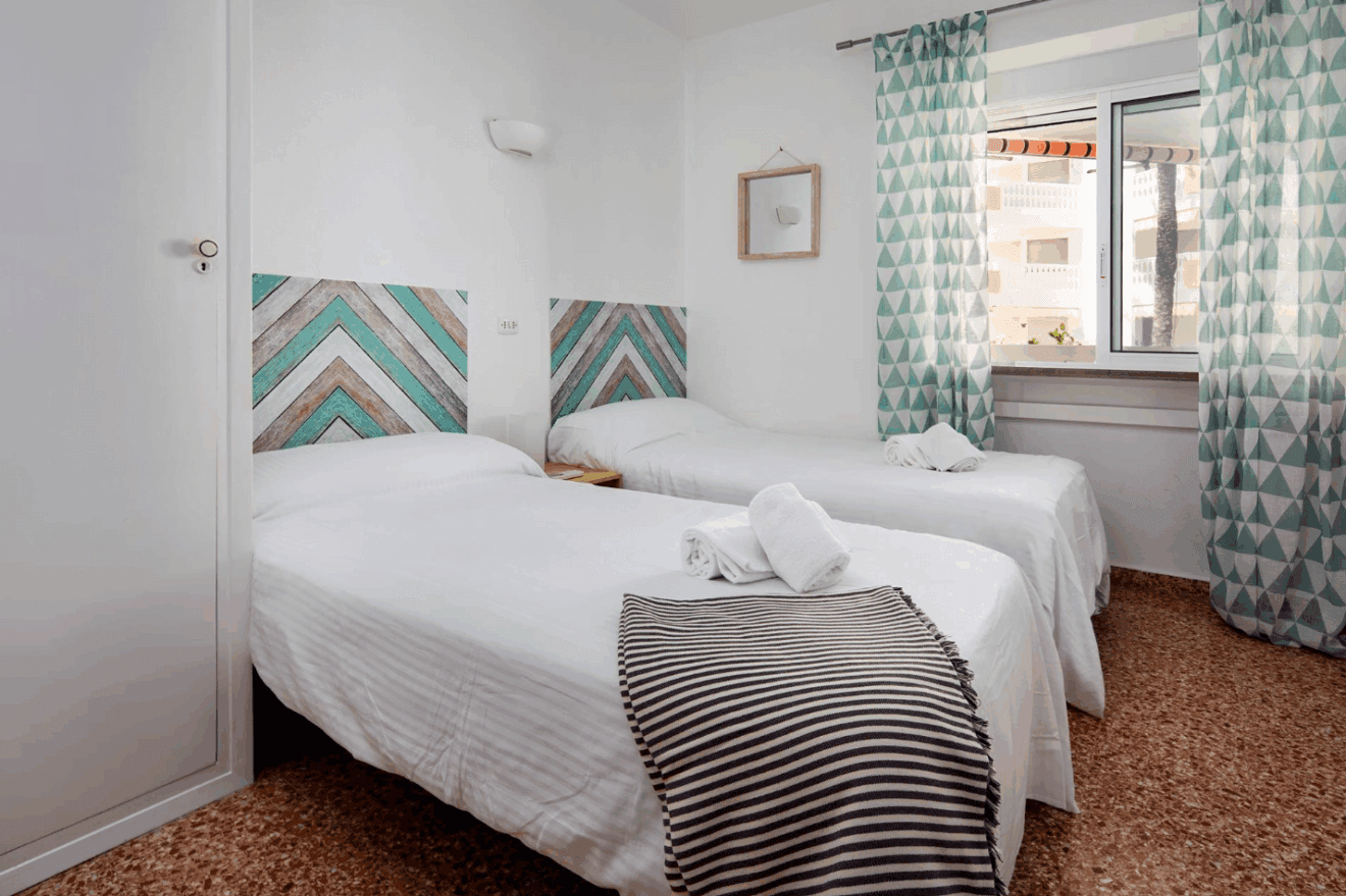 Dormitorio con dos camas individuales