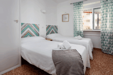 Dormitorio con dos camas individuales