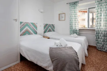 Dormitorio con dos camas individuales