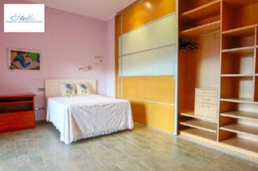 Dormitorio con gran armario empotrado