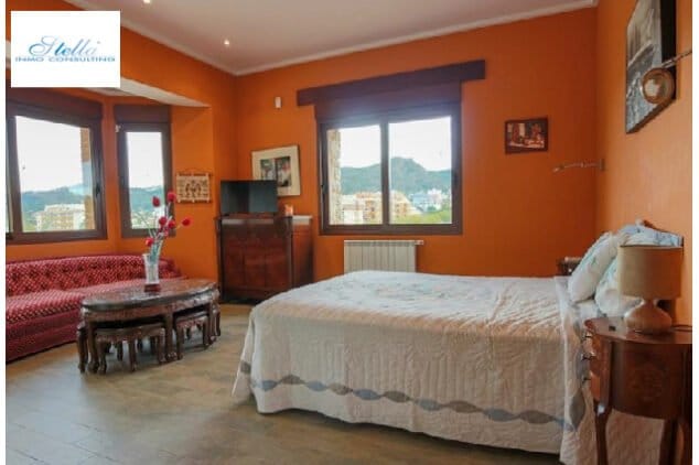 dormitorio de estilo rustico con sofa