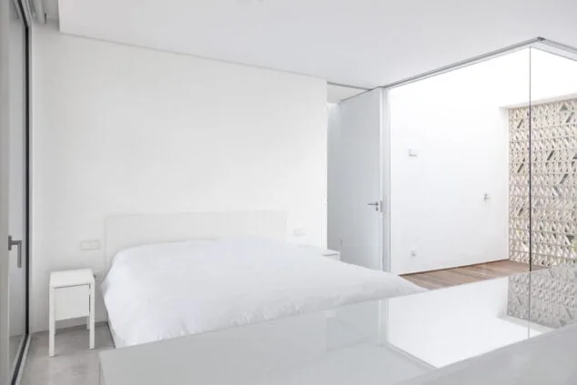 dormitorio de la casa con cama de matrimonio