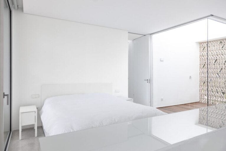 Dormitorio de la casa con cama de matrimonio