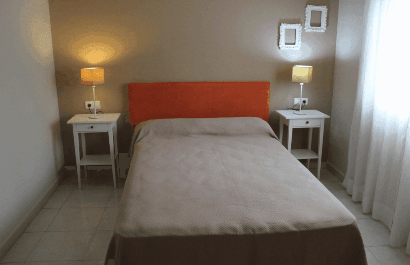 Dormitorio de la villa con cama de matrimonio
