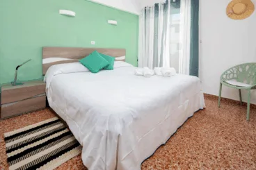 Dormitorio de la vivienda con cama de martrimonio