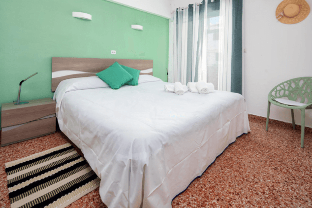 dormitorio de la vivienda con cama de martrimonio