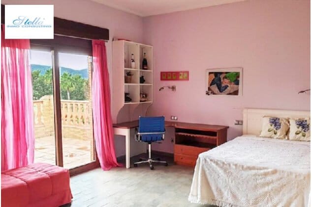 dormitorio juvenil con terraza en la villa en venta