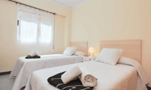 dormitorio muy luminoso con dos camas individuales