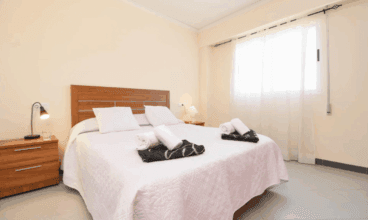 Dormitorio principal del apartamento con cama de matrimonio