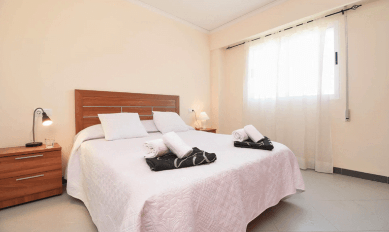 Dormitorio principal del apartamento con cama de matrimonio
