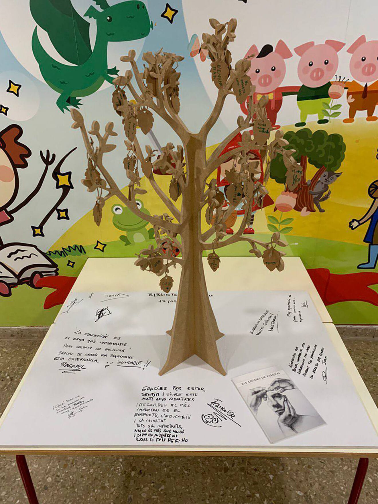 El árbol de la diversidad lleno de mensajes