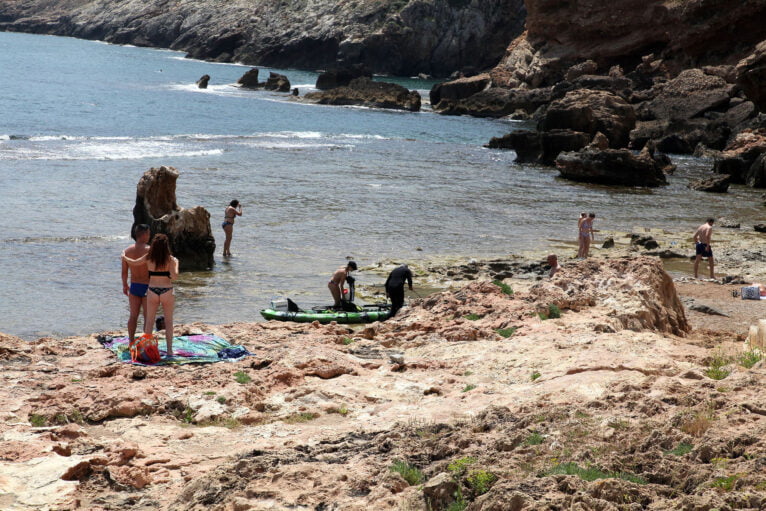 The heat pushes the residents of Dénia to the beach 02