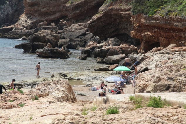 el calor empuja a los vecinos de denia a la playa 03