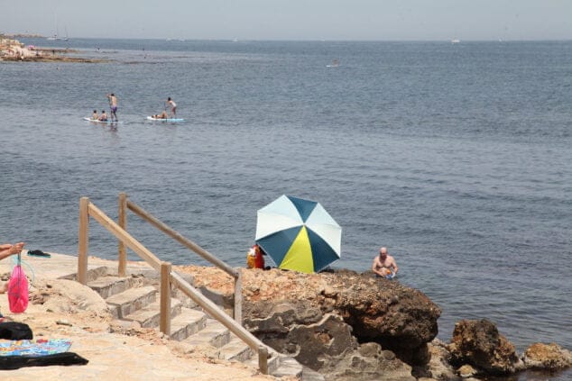 el calor empuja a los vecinos de denia a la playa 09