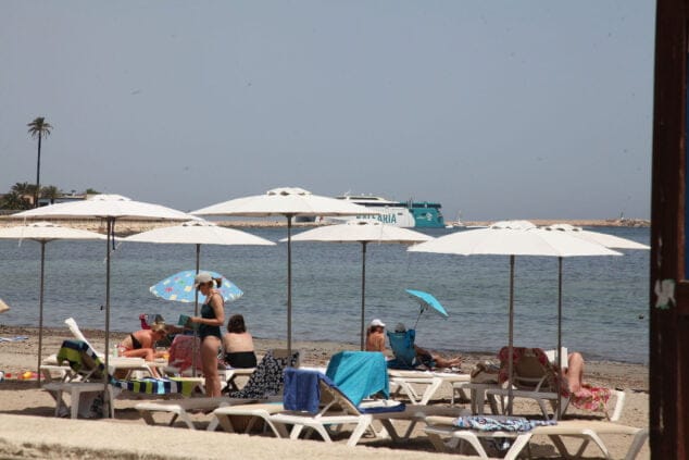 el calor empuja a los vecinos de denia a la playa 12